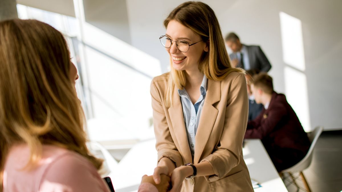 Psychology says people who have a strong personality often use these 8 phrases in conversation